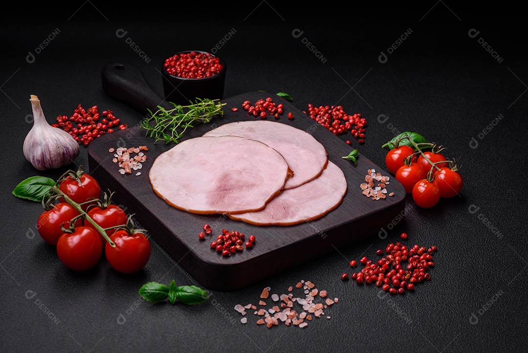 Delicioso presunto fresco cortado em fatias redondas com sal, especiarias e ervas sobre fundo escuro de concreto