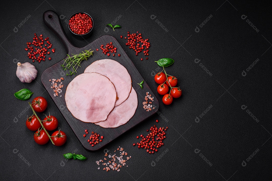 Delicioso presunto fresco cortado em fatias redondas com sal, especiarias e ervas sobre fundo escuro de concreto