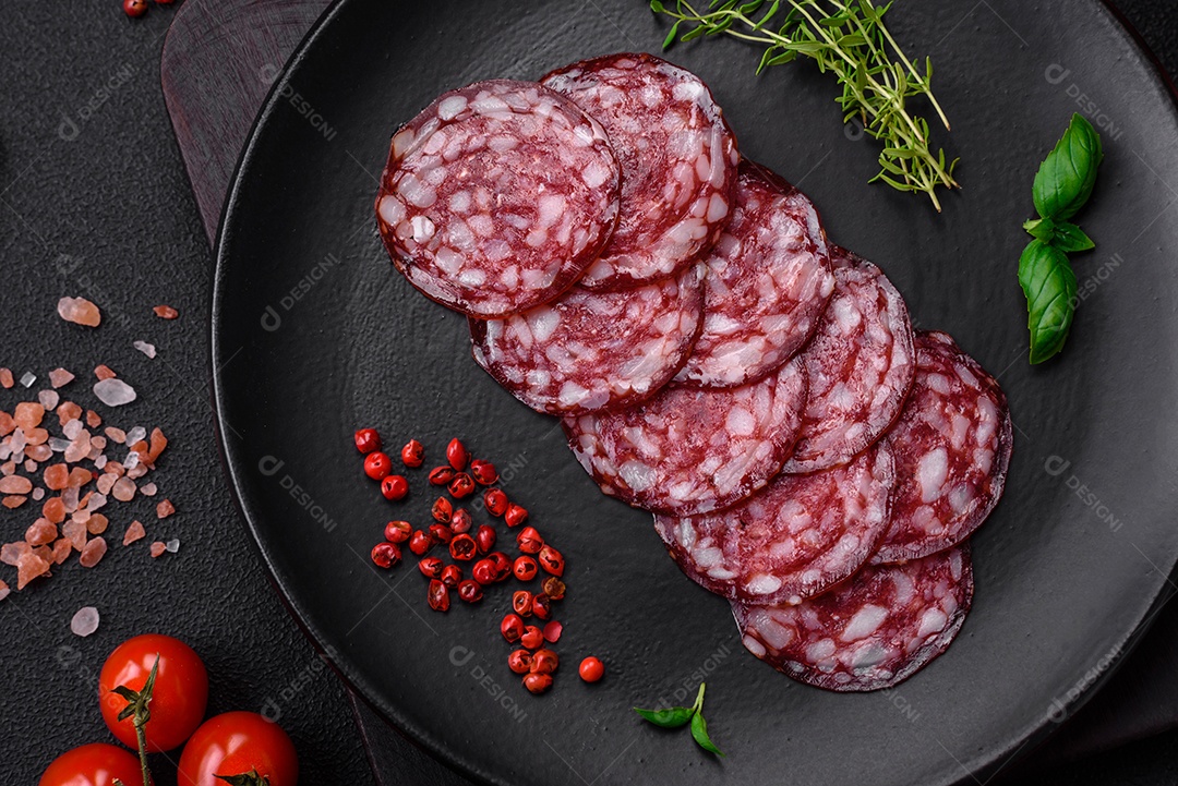 Deliciosa linguiça defumada com bacon, sal, especiarias e ervas cortadas em fatias sobre uma tábua de madeira