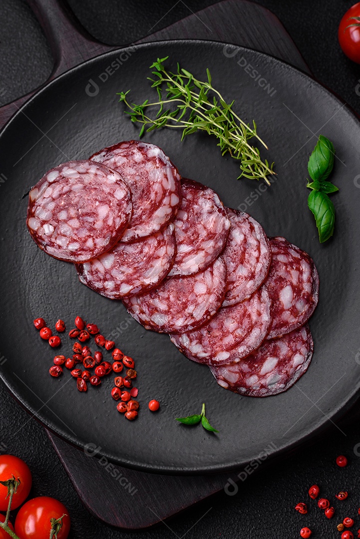 Deliciosa linguiça defumada com bacon, sal, especiarias e ervas cortadas em fatias sobre uma tábua de madeira