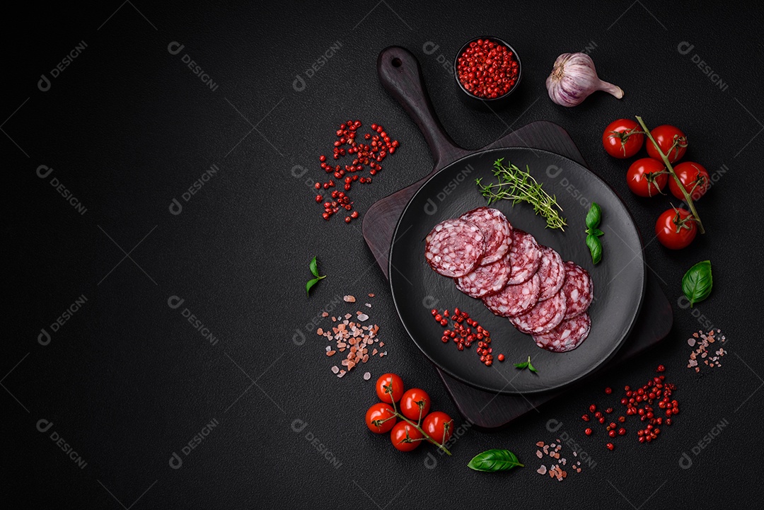 Deliciosa linguiça defumada com bacon, sal, especiarias e ervas cortadas em fatias sobre uma tábua de madeira