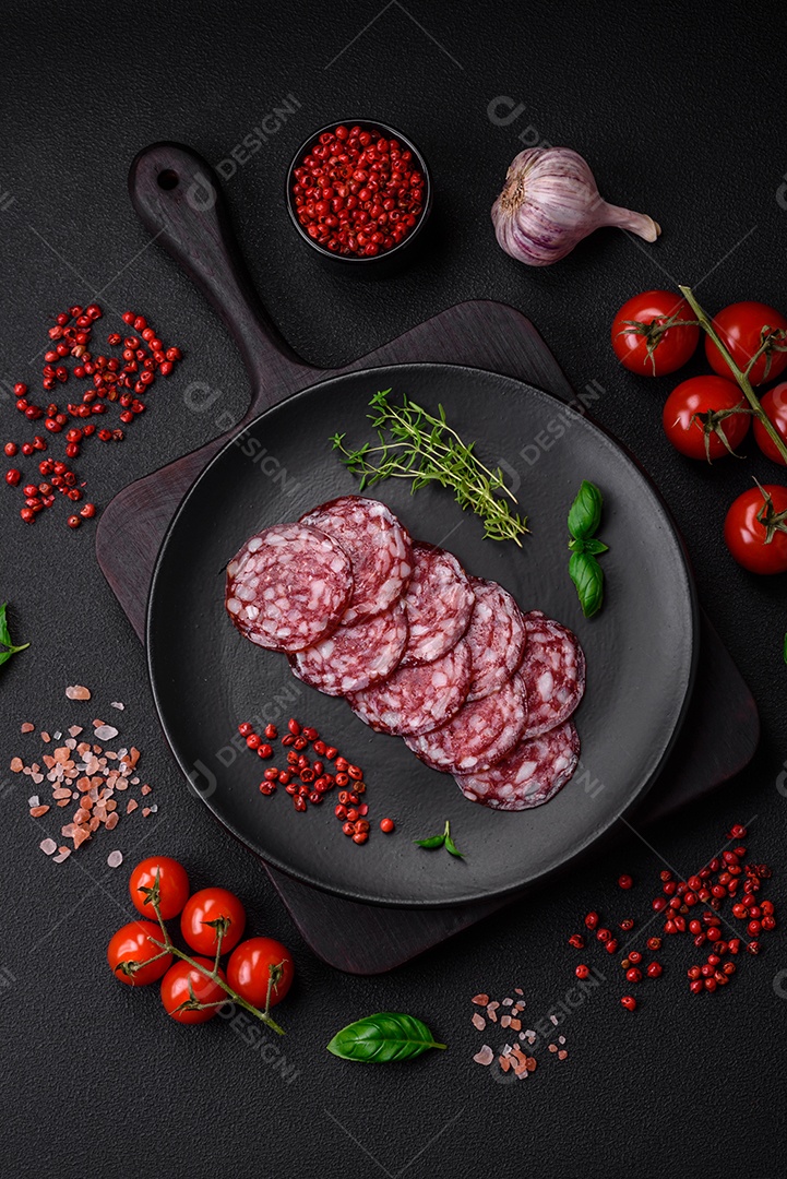 Deliciosa linguiça defumada com bacon, sal, especiarias e ervas cortadas em fatias sobre uma tábua de madeira