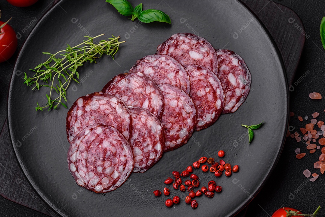 Deliciosa linguiça defumada com bacon, sal, especiarias e ervas cortadas em fatias sobre uma tábua de madeira