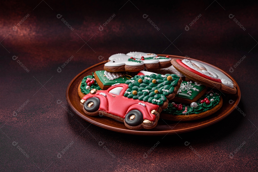 Lindo delicioso pão de gengibre de Natal em um fundo de textura de concreto. Enfeite de natal