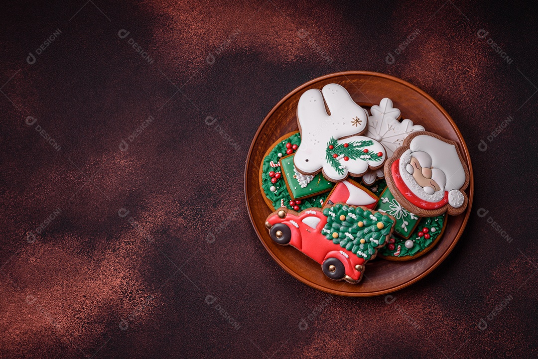 Lindo delicioso pão de gengibre de Natal em um fundo de textura de concreto. Enfeite de natal