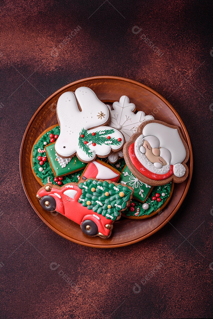 Lindo delicioso pão de gengibre de Natal em um fundo de textura de concreto. Enfeite de natal