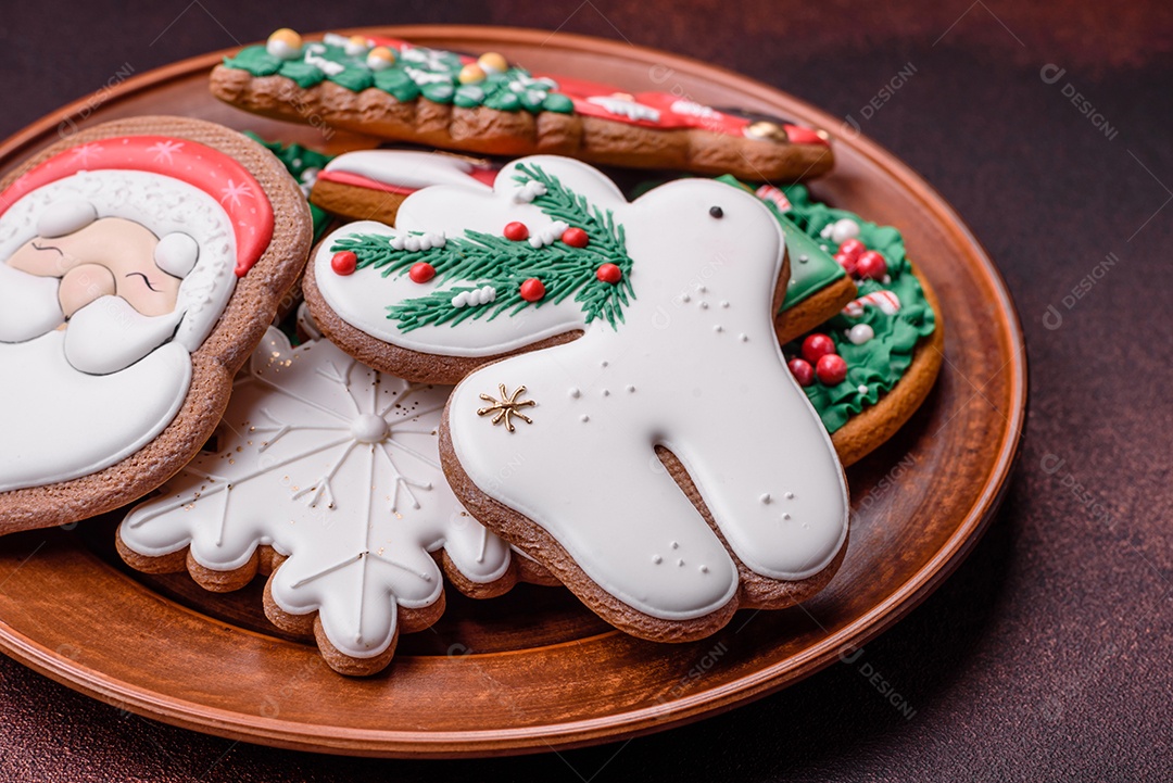 Lindo delicioso pão de gengibre de Natal em um fundo de textura de concreto. Enfeite de natal