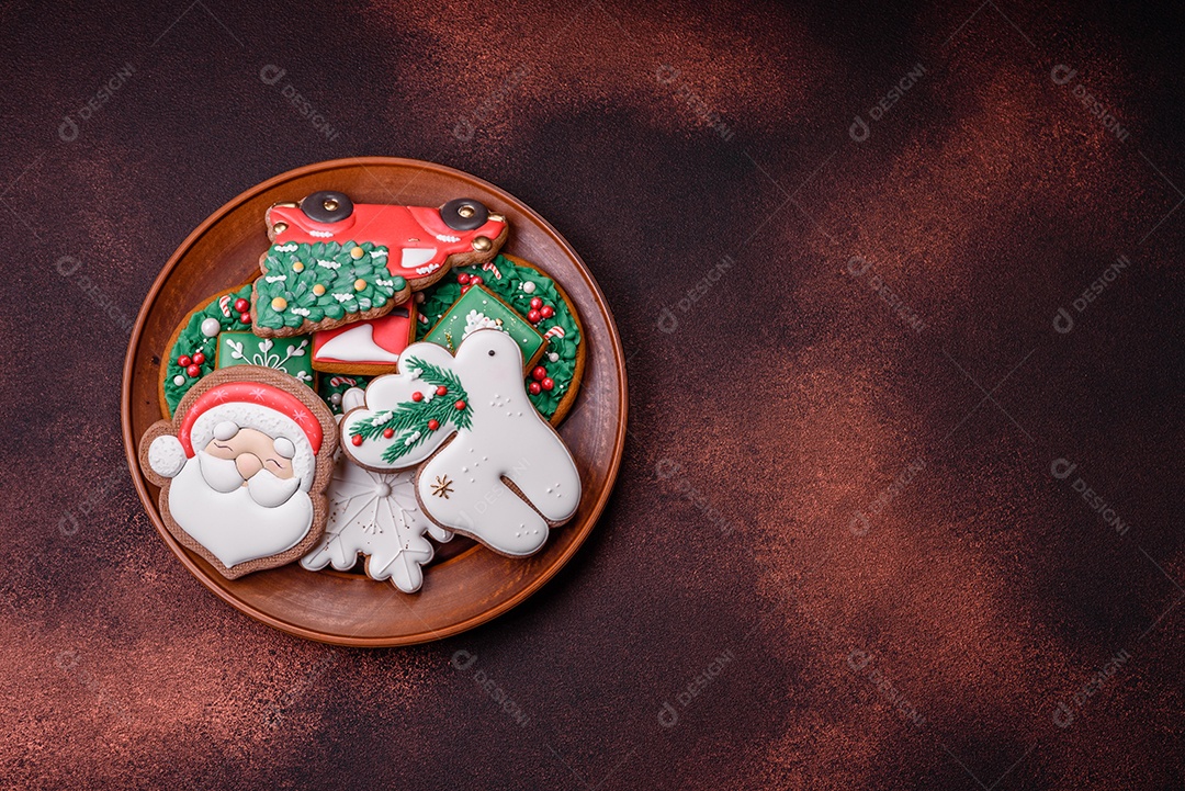 Lindo delicioso pão de gengibre de Natal em um fundo de textura de concreto. Enfeite de natal