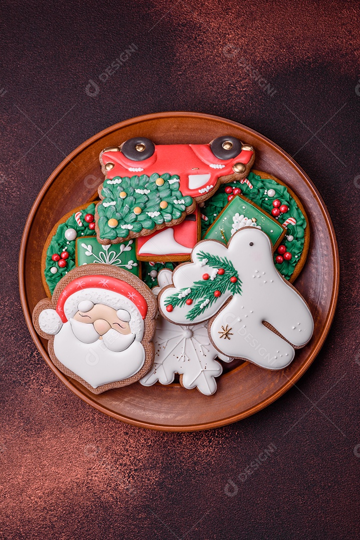 Lindo delicioso pão de gengibre de Natal em um fundo de textura de concreto. Enfeite de natal