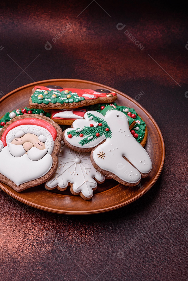 Lindo delicioso pão de gengibre de Natal em um fundo de textura de concreto. Enfeite de natal
