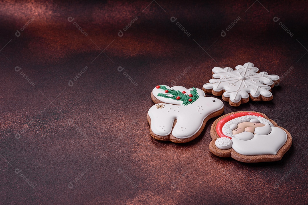 Lindo delicioso pão de gengibre de Natal em um fundo de textura de concreto. Enfeite de natal