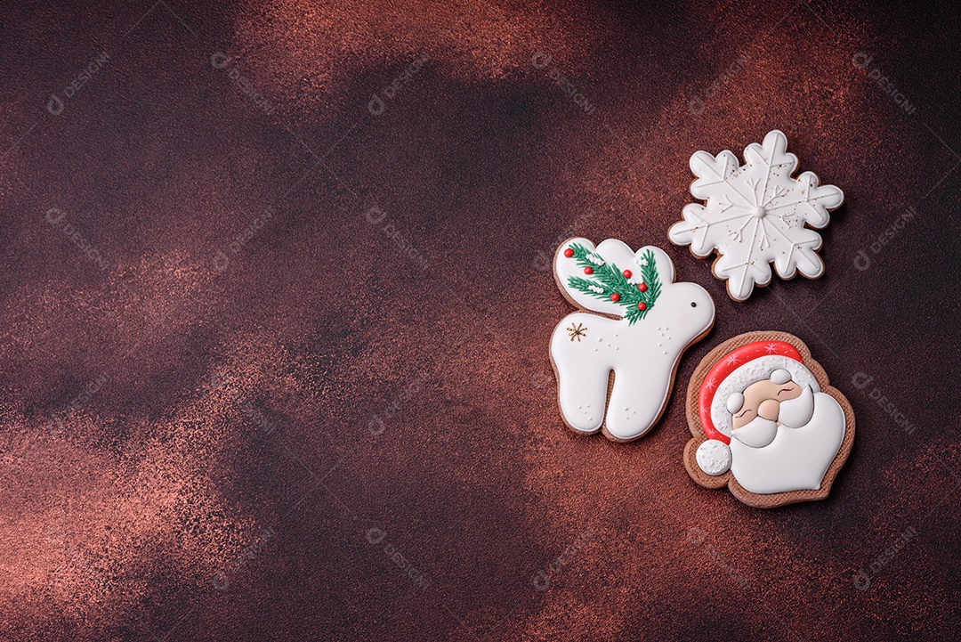Lindo delicioso pão de gengibre de Natal em um fundo de textura de concreto. Enfeite de natal