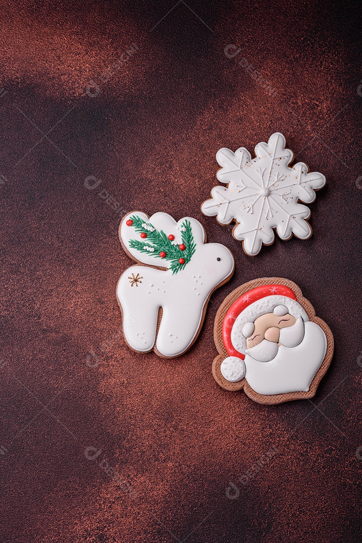 Lindo delicioso pão de gengibre de Natal em um fundo de textura de concreto. Enfeite de natal