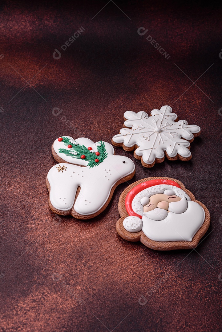 Lindo delicioso pão de gengibre de Natal em um fundo de textura de concreto. Enfeite de natal