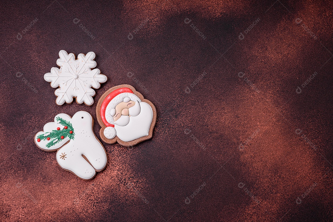 Lindo delicioso pão de gengibre de Natal em um fundo de textura de concreto. Enfeite de natal