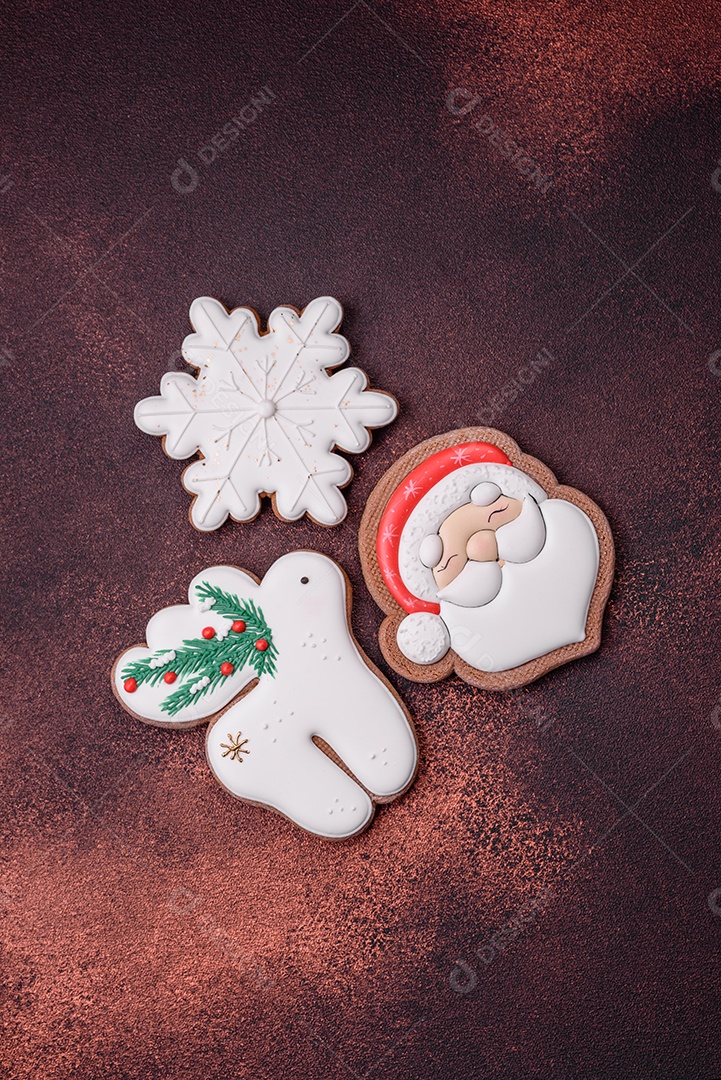 Lindo delicioso pão de gengibre de Natal em um fundo de textura de concreto. Enfeite de natal