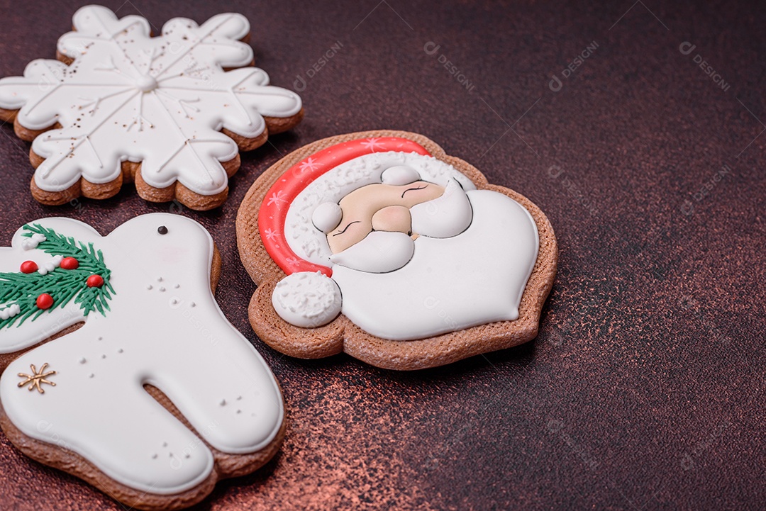 Lindo delicioso pão de gengibre de Natal em um fundo de textura de concreto. Enfeite de natal