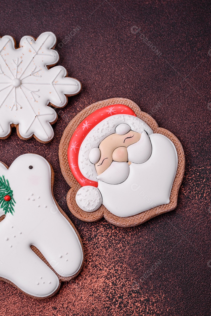 Lindo delicioso pão de gengibre de Natal em um fundo de textura de concreto. Enfeite de natal