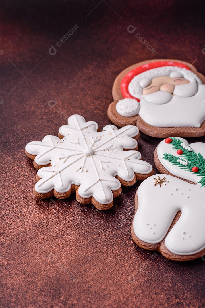 Lindo delicioso pão de gengibre de Natal em um fundo de textura de concreto. Enfeite de natal
