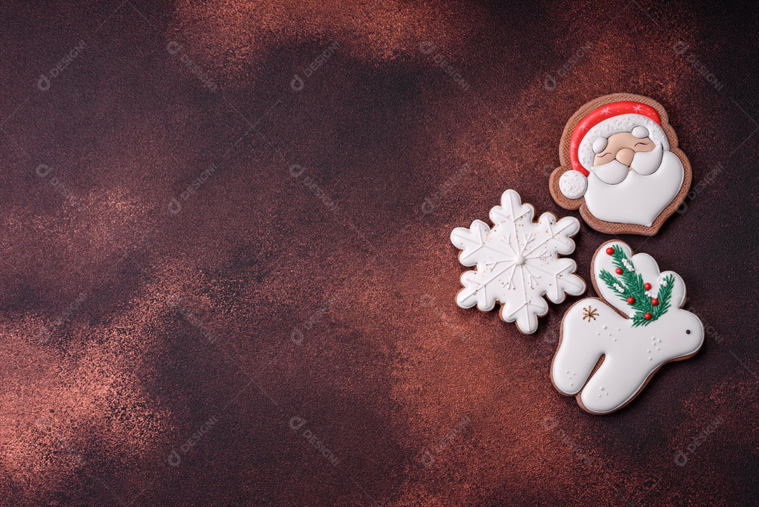 Lindo delicioso pão de gengibre de Natal em um fundo de textura de concreto. Enfeite de natal