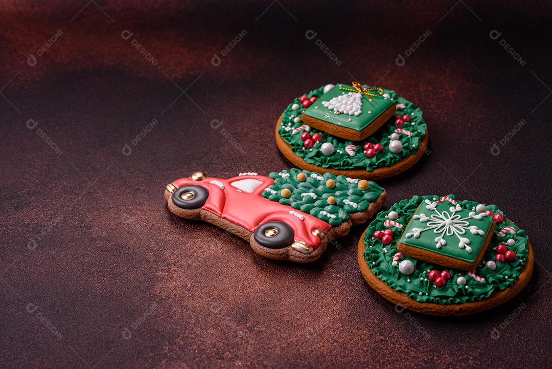 Lindo delicioso pão de gengibre de Natal em um fundo de textura de concreto. Enfeite de natal