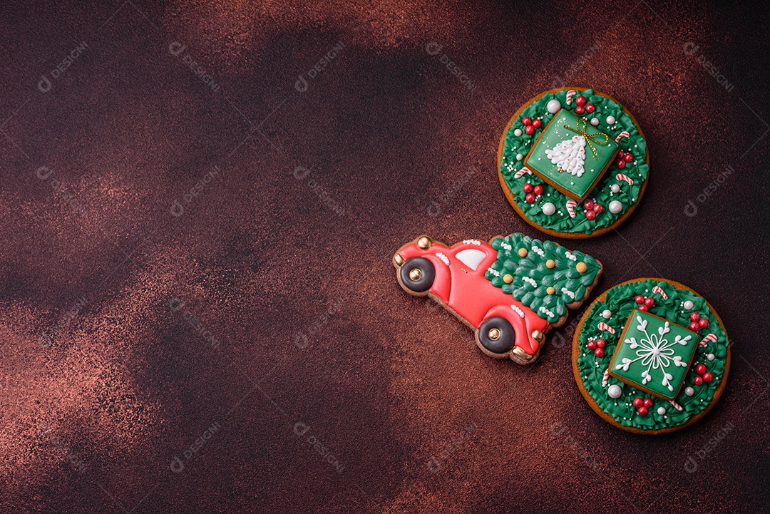 Lindo delicioso pão de gengibre de Natal em um fundo de textura de concreto. Enfeite de natal