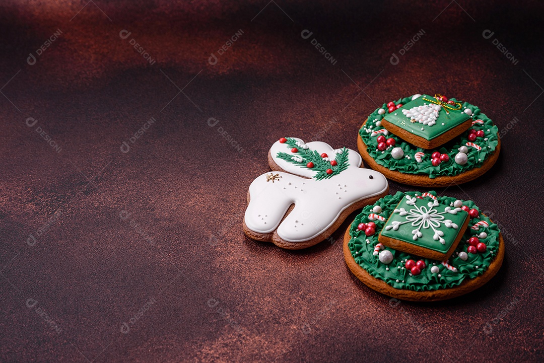 Lindo delicioso pão de gengibre de Natal em um fundo de textura de concreto. Enfeite de natal
