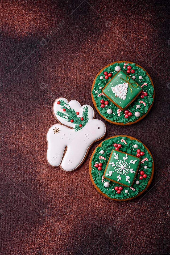 Lindo delicioso pão de gengibre de Natal em um fundo de textura de concreto. Enfeite de natal
