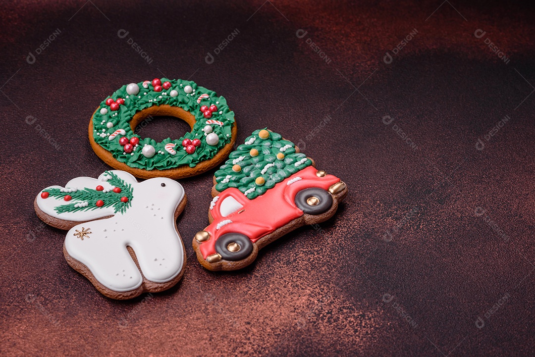 Lindo delicioso pão de gengibre de Natal em um fundo de textura de concreto. Enfeite de natal