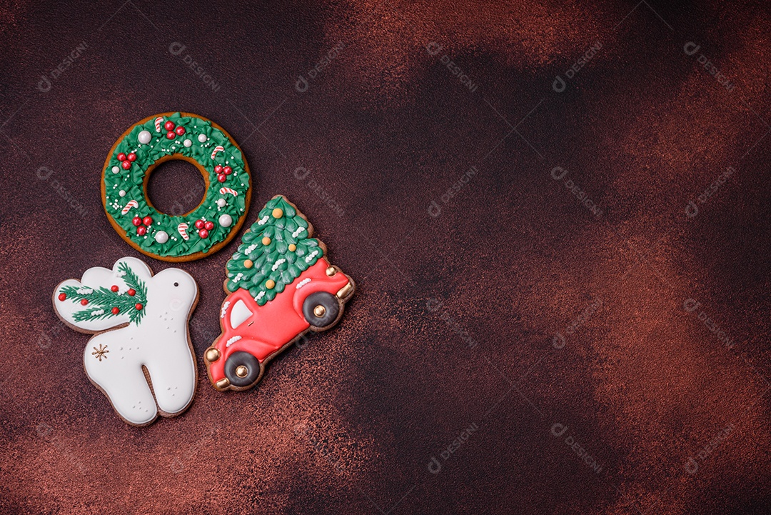 Lindo delicioso pão de gengibre de Natal em um fundo de textura de concreto. Enfeite de natal