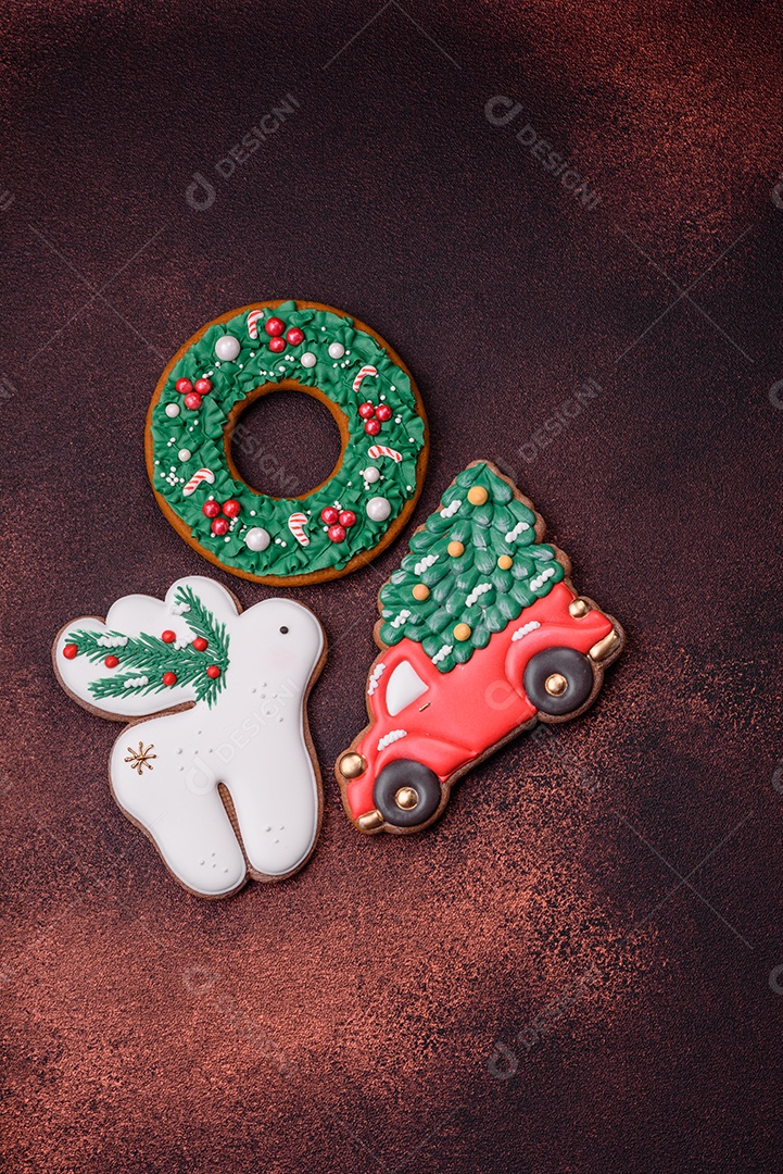 Lindo delicioso pão de gengibre de Natal em um fundo de textura de concreto. Enfeite de natal