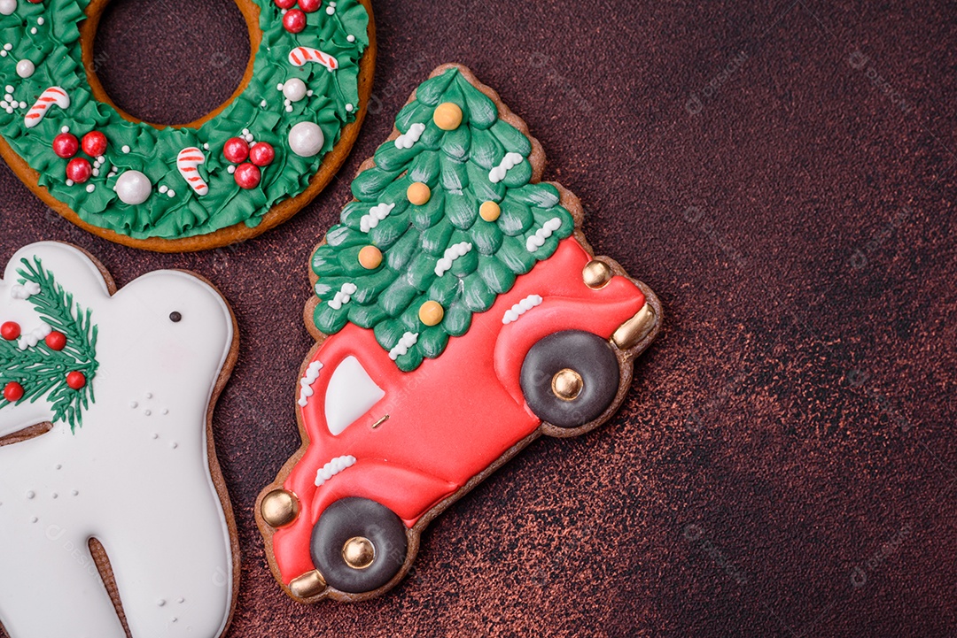 Lindo delicioso pão de gengibre de Natal em um fundo de textura de concreto. Enfeite de natal