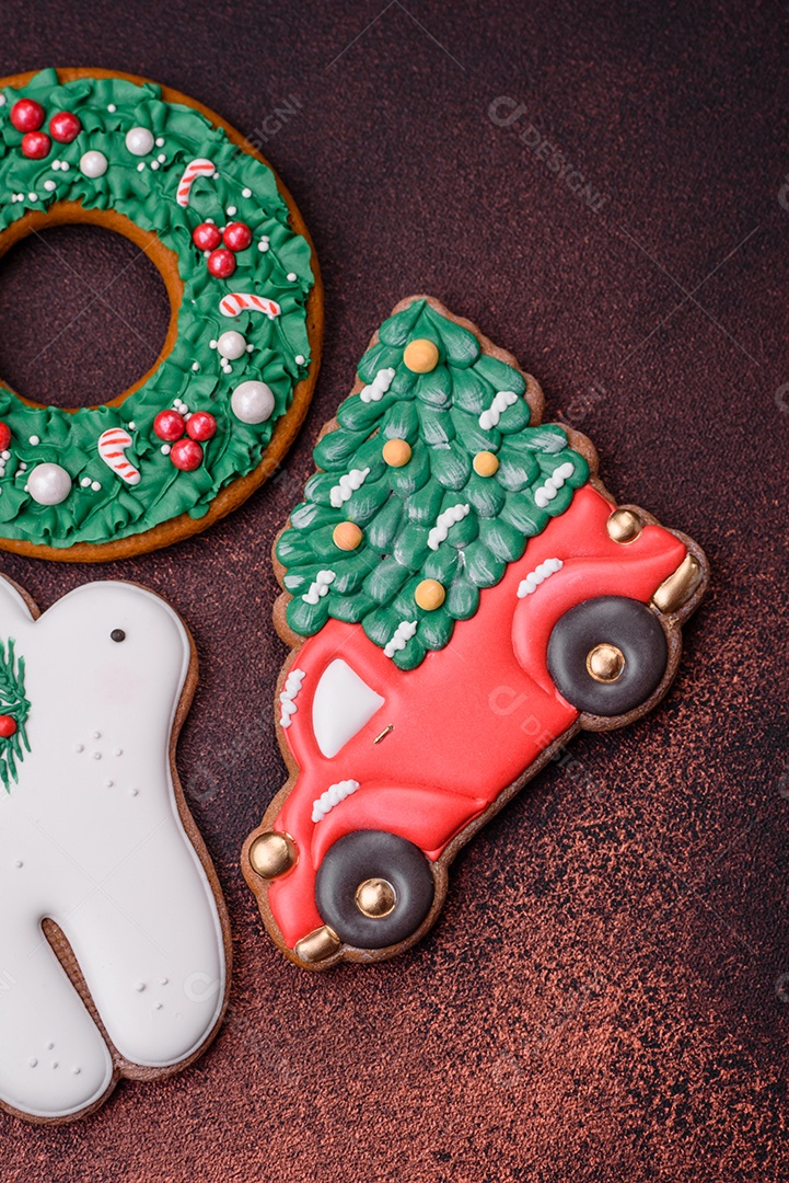 Lindo delicioso pão de gengibre de Natal em um fundo de textura de concreto. Enfeite de natal