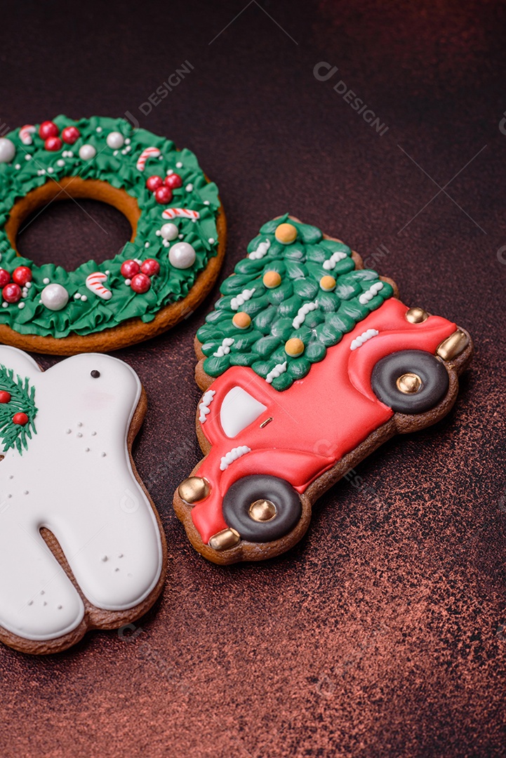 Lindo delicioso pão de gengibre de Natal em um fundo de textura de concreto. Enfeite de natal