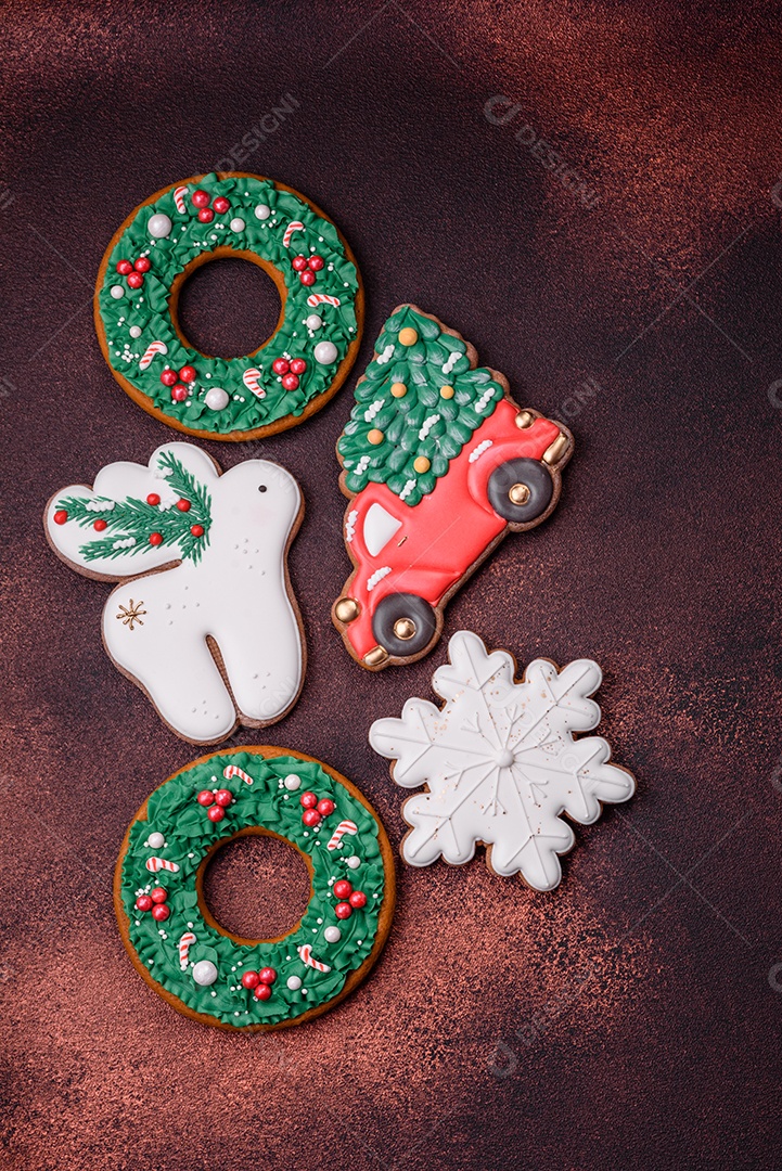 Lindo delicioso pão de gengibre de Natal em um fundo de textura de concreto. Enfeite de natal