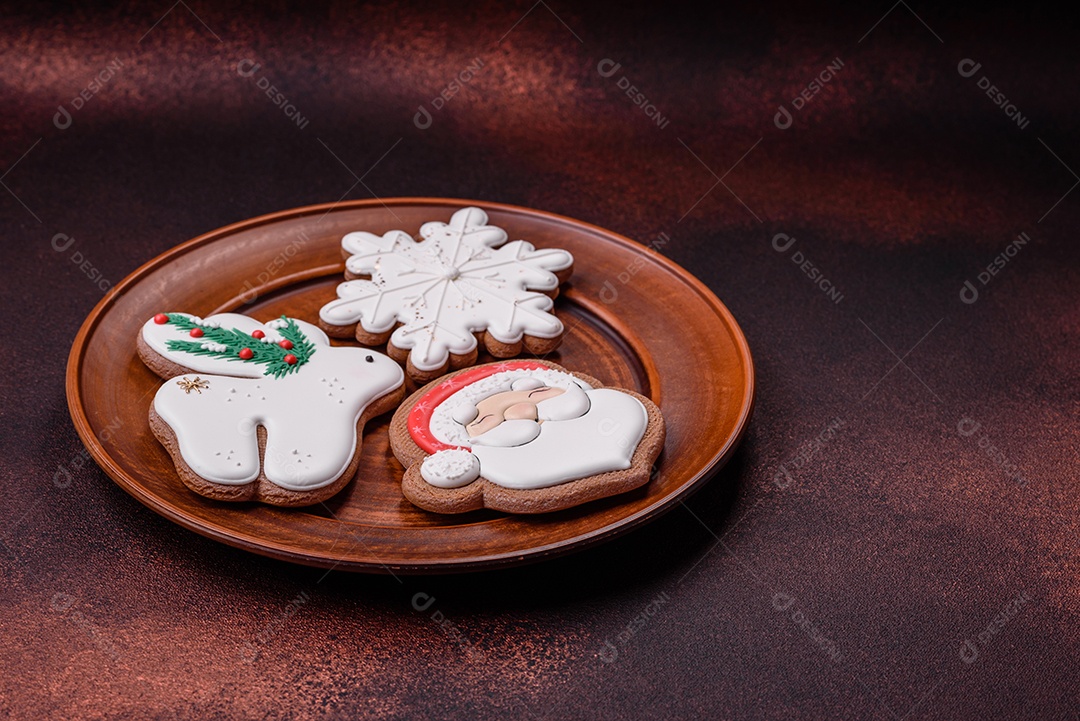 Lindo delicioso pão de gengibre de Natal em um fundo de textura de concreto. Enfeite de natal