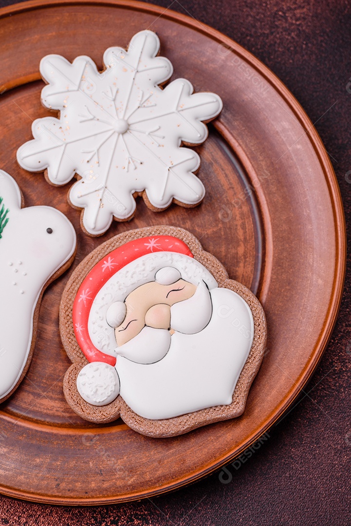 Lindo delicioso pão de gengibre de Natal em um fundo de textura de concreto. Enfeite de natal