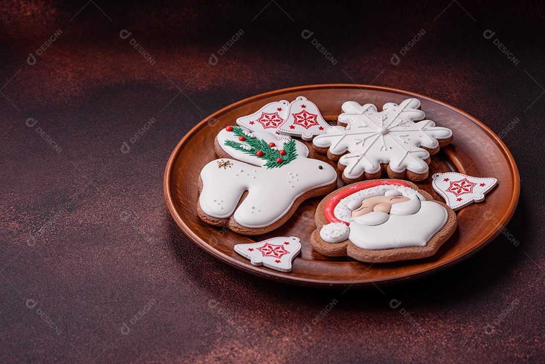 Lindo delicioso pão de gengibre de Natal em um fundo de textura de concreto. Enfeite de natal