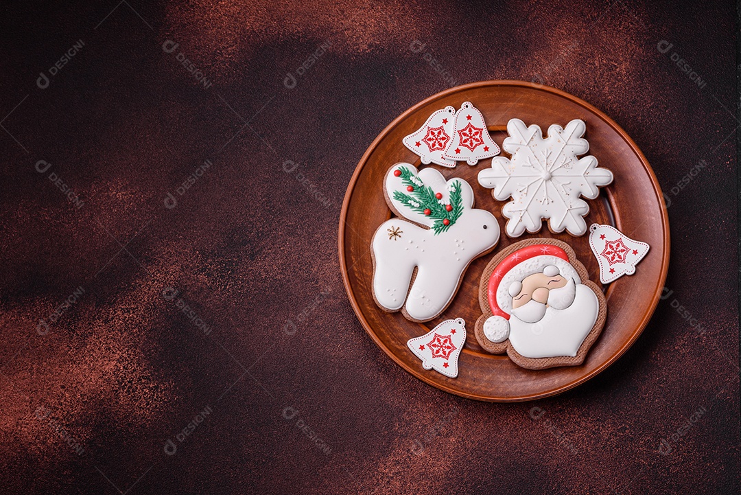 Lindo delicioso pão de gengibre de Natal em um fundo de textura de concreto. Enfeite de natal