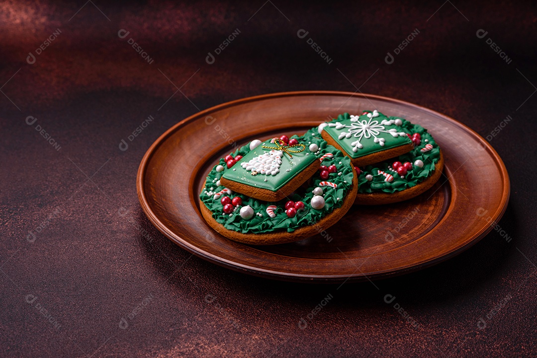 Lindo delicioso pão de gengibre de Natal em um fundo de textura de concreto. Enfeite de natal