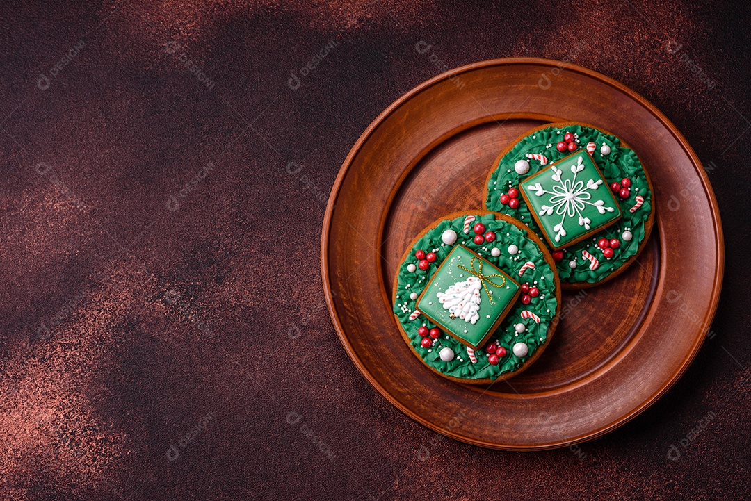 Lindo delicioso pão de gengibre de Natal em um fundo de textura de concreto. Enfeite de natal