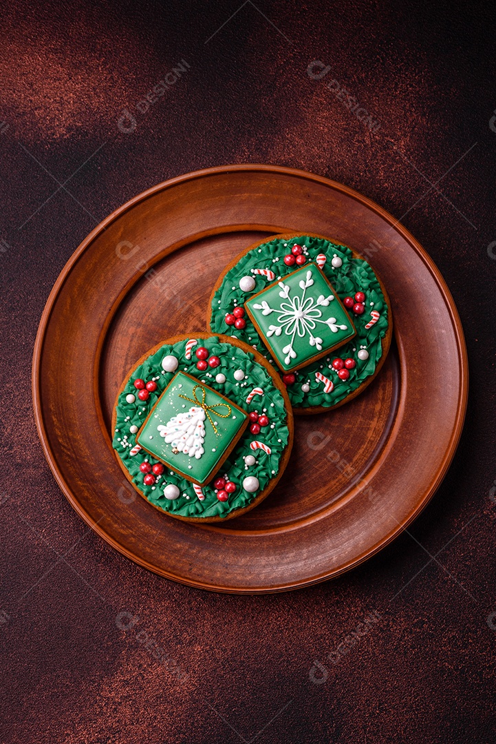 Lindo delicioso pão de gengibre de Natal em um fundo de textura de concreto. Enfeite de natal