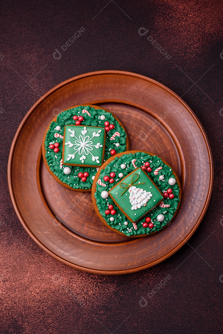 Lindo delicioso pão de gengibre de Natal em um fundo de textura de concreto. Enfeite de natal