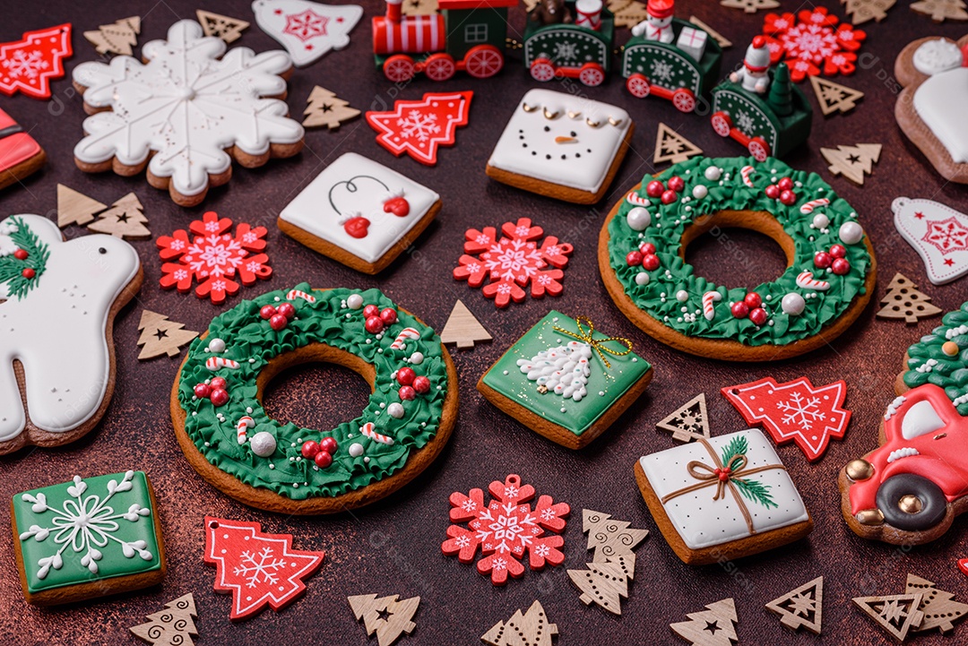 Lindo delicioso pão de gengibre de Natal em um fundo de textura de concreto. Enfeite de natal