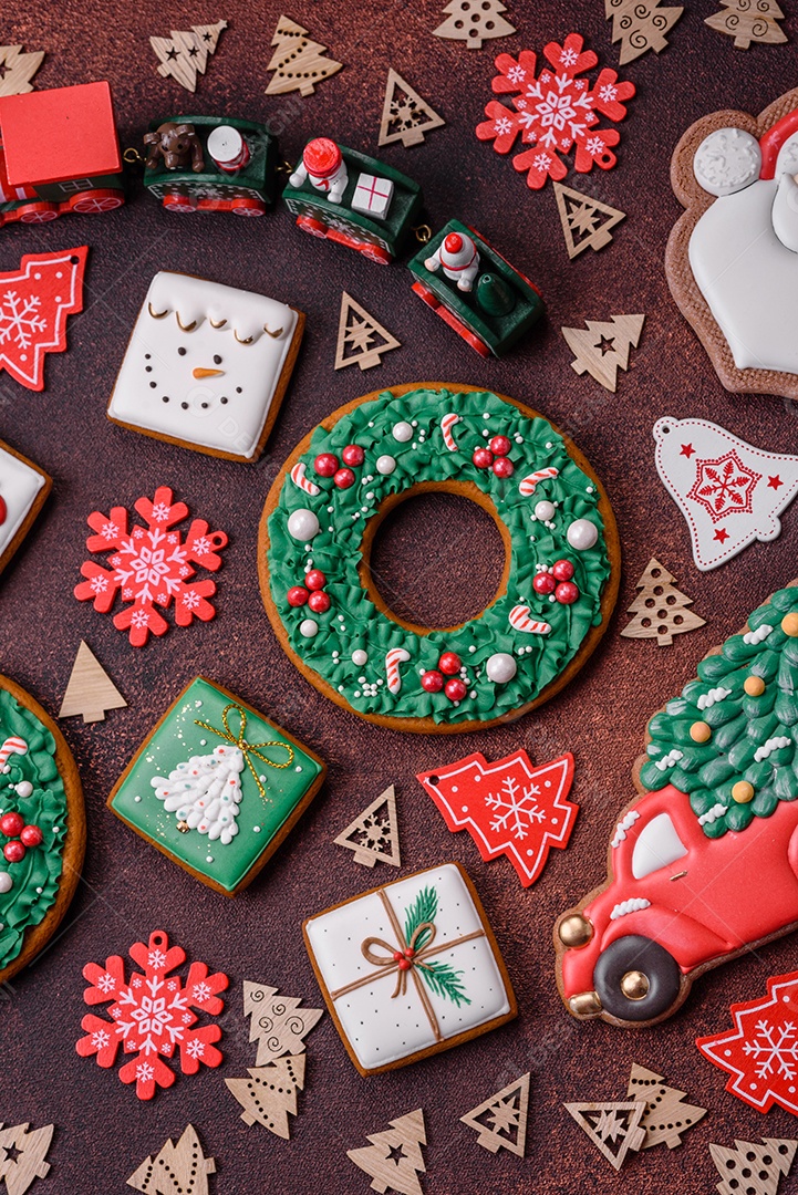 Lindo delicioso pão de gengibre de Natal em um fundo de textura de concreto. Enfeite de natal