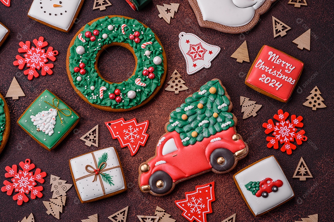 Lindo delicioso pão de gengibre de Natal em um fundo de textura de concreto. Enfeite de natal