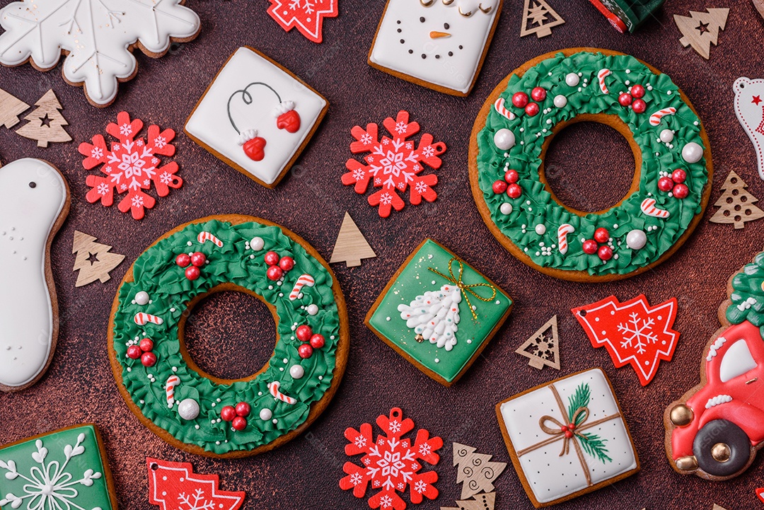 Lindo delicioso pão de gengibre de Natal em um fundo de textura de concreto. Enfeite de natal