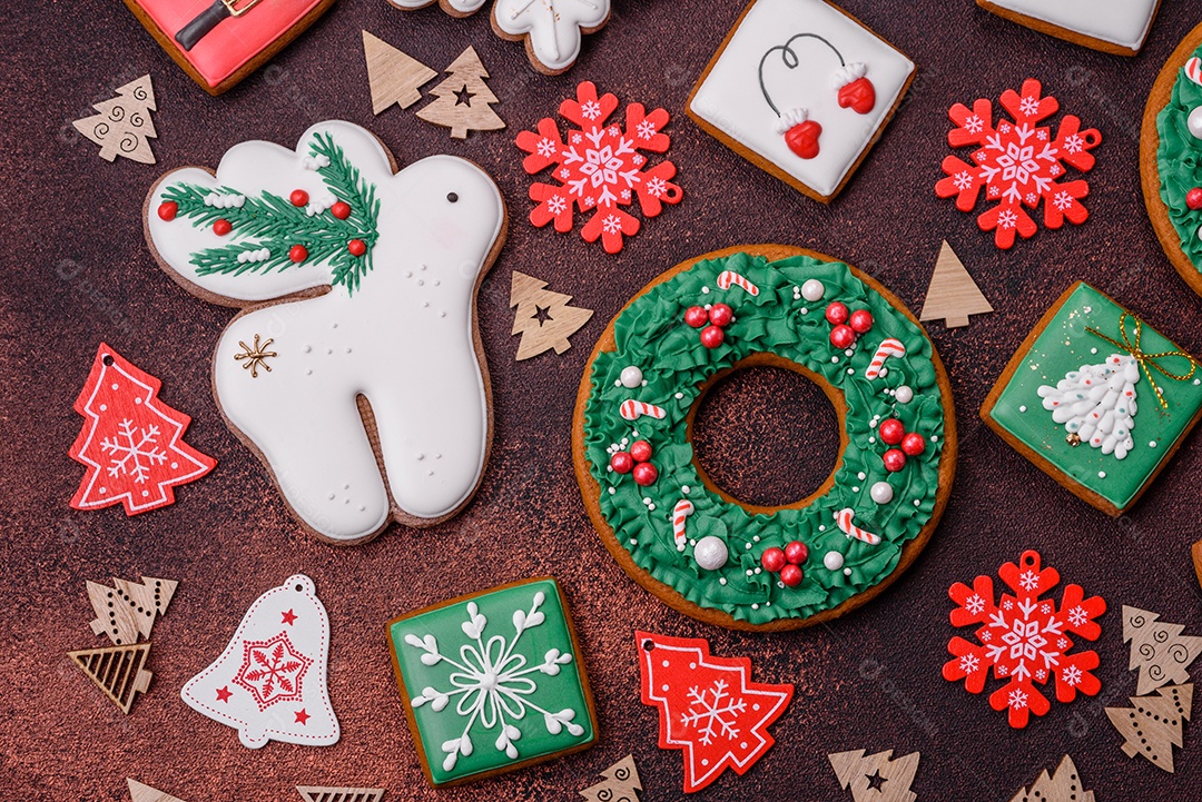Lindo delicioso pão de gengibre de Natal em um fundo de textura de concreto. Enfeite de natal