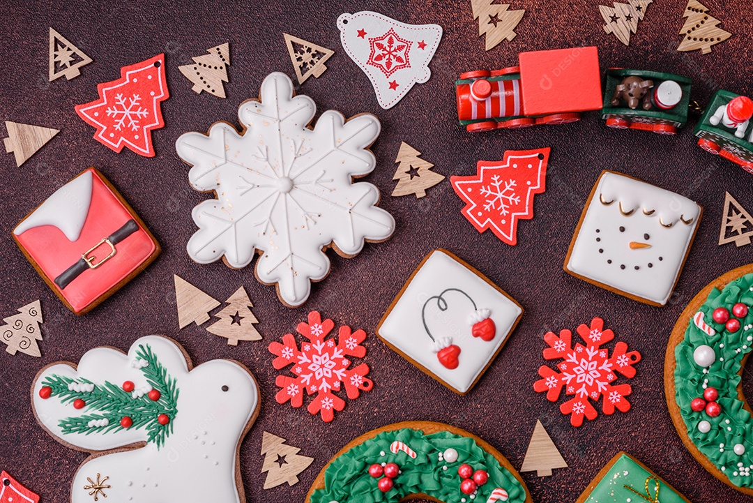 Lindo delicioso pão de gengibre de Natal em um fundo de textura de concreto. Enfeite de natal