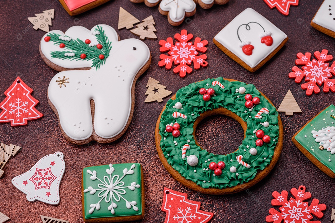 Lindo delicioso pão de gengibre de Natal em um fundo de textura de concreto. Enfeite de natal
